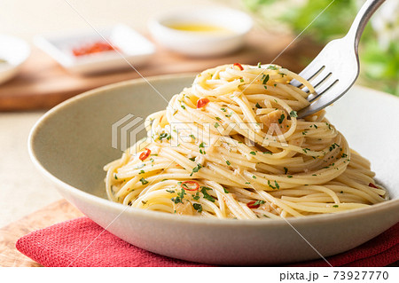 フォークですくった、スパゲッティペペロンチーノ 73927770