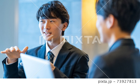 ビジネス　男性　オフィスワーク　パソコン操作　人材育成 73927813