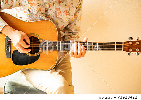 自粛生活の中久しぶりにギターを弾くの写真素材 [73928422] - PIXTA
