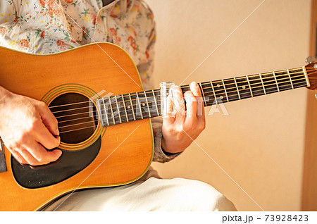自粛生活の中久しぶりにギターを弾くの写真素材 [73928423] - PIXTA