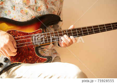 自粛生活の中久しぶりにBassを弾く 73928555