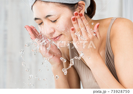 洗顔する女性 洗顔する女性 73928750