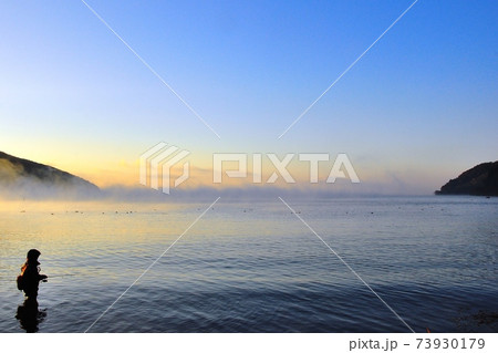 早朝の奥琵琶湖で釣りをする人 73930179