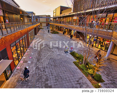 夕暮れ時のアウトレットモール 73930324