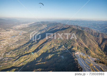 和歌山県紀の川市、龍門山付近を飛ぶパラグライダーを空撮 73930960