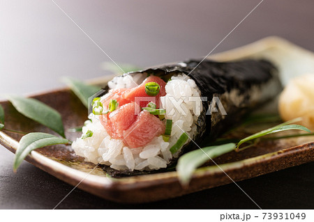 舌にとろける、トロ鉄火の手巻き寿司 舌にとろける、トロ鉄火の手巻き寿司 73931049