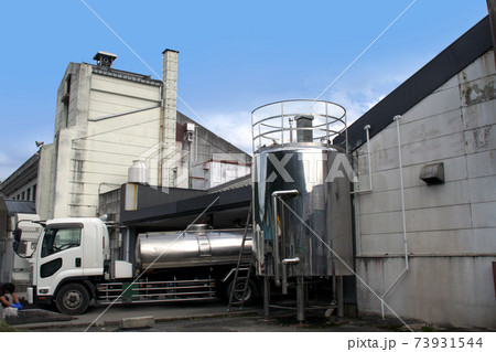 牛乳工場の運送トラック 牛乳工場の運送トラック 73931544