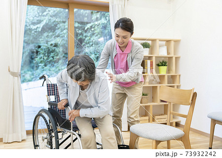 介護援助シーン 移乗介助 介護援助シーン 移乗介助 73932242