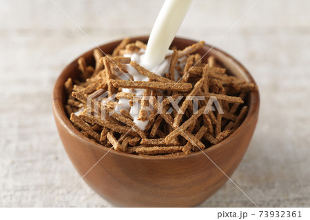 ミルクを注いでいる朝食のシリアルやフレーク 73932361