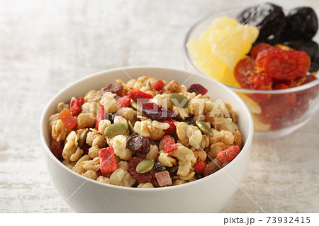 色々な種類のシリアルやグラノーラ 73932415