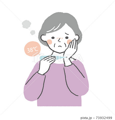 体温計を見つめる高齢の女性 73932499
