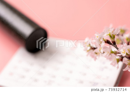 丸筒とカレンダーと桜 丸筒とカレンダーと桜 73932714
