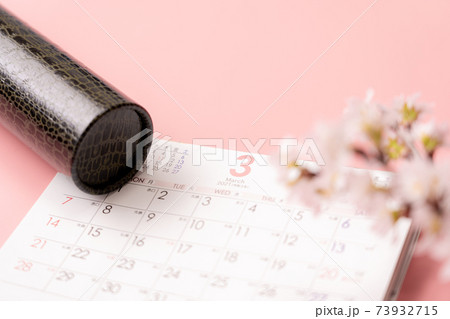 丸筒とカレンダーと桜 丸筒とカレンダーと桜 73932715
