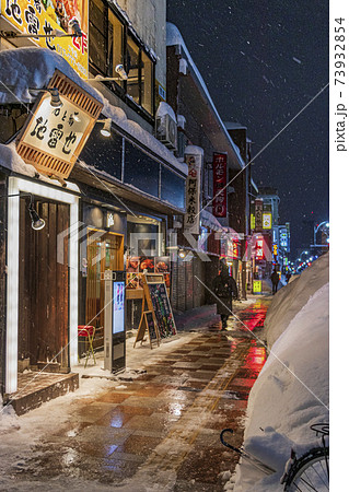 青森市 融雪歩道完備の飲屋街の写真素材