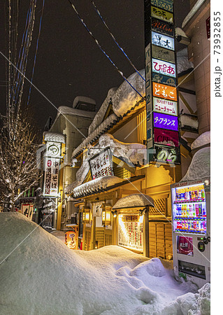 青森市 暖かく感じる雪深い飲屋街の写真素材