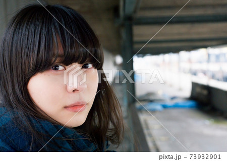 マフラーを巻いた女性 斜め向きカメラ目線 マフラーを巻いた女性 斜め向きカメラ目線 73932901