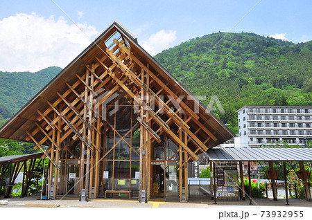 塩原温泉　湯っ歩の里歌仙堂（管理事務所）と新緑の山並み 73932955