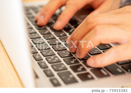 キーボードのタイピング（クローズアップ） 73933382