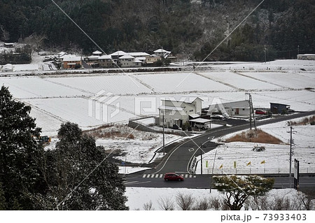 寒波襲来 美祢市 県道31号線沿いの冬景色の写真素材 [73933403] - PIXTA 