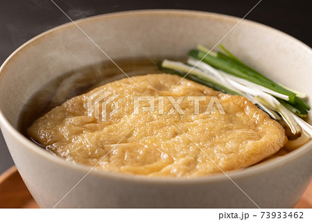 ほんのり湯気の立つ、温かいきつねうどん ほんのり湯気の立つ、温かいきつねうどん 73933462