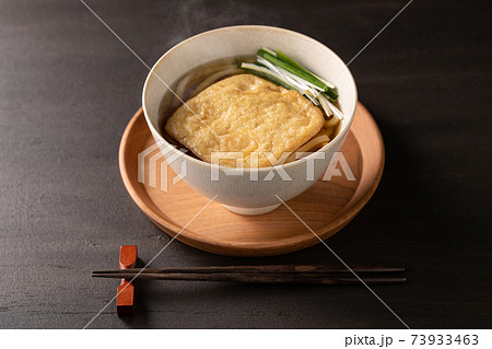 ほんのり湯気の立つ、温かいきつねうどん ほんのり湯気の立つ、温かいきつねうどん 73933463