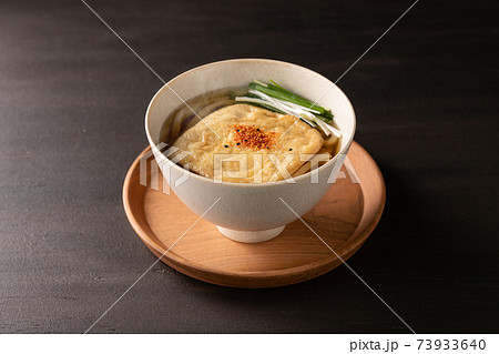 ほんのり湯気の立つ、温かいきつねうどん ほんのり湯気の立つ、温かいきつねうどん 73933640