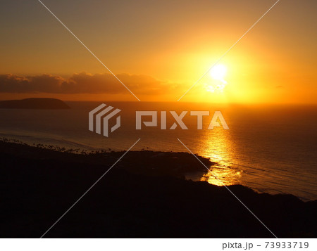ダイヤモンドヘッドから見た朝日 73933719