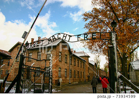 「働けば自由になる」と掲げられたアウシュヴィッツ強制収容所のアーチ門 73934599