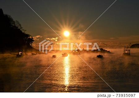 南三陸町清水浜漁港の朝 南三陸町清水浜漁港の朝 73935097