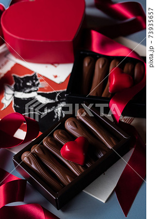 チョコレート 猫の舌とハートの写真素材