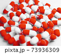 大量の赤いカプセル(薬、サプリメント)の写真素材 73936309
