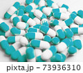 大量の青いカプセル(薬、サプリメント)の写真素材 73936310