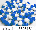 大量の青いカプセル(薬、サプリメント)の写真素材 73936311