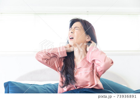 痛がる女性 痛がる女性 73936891