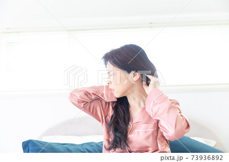 痛がる女性 73936892