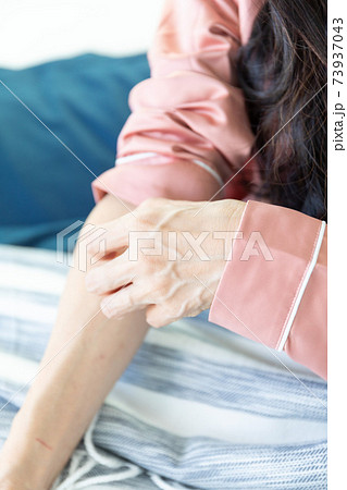 かゆい女性 73937043