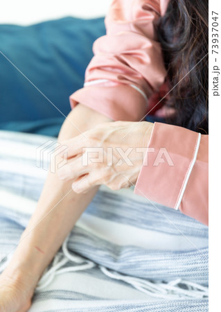 かゆい女性 かゆい女性 73937047