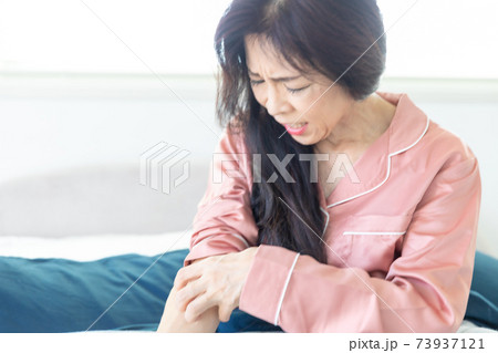 かゆい女性 73937121