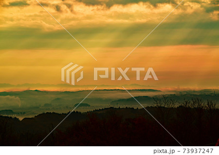朝焼けと朝霧と光芒 73937247