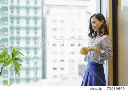 女性　ビジネス　ポートレート 窓際 73939669