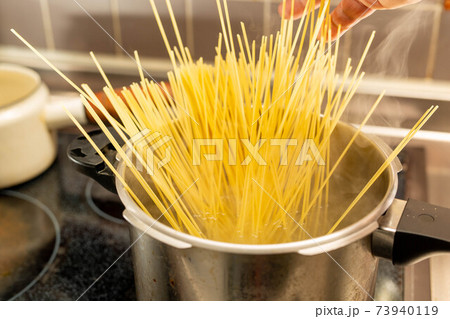 パスタを茹でる パスタを茹でる 73940119