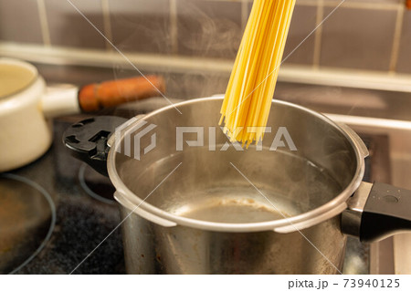 パスタを茹でる パスタを茹でる 73940125