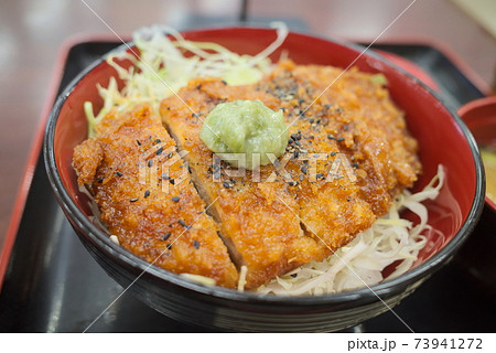 サービスエリアで食べたわさびカツ丼 サービスエリアで食べたわさびカツ丼 73941272