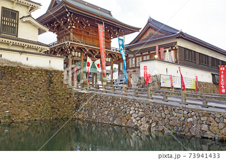 北九州市の小倉城隣にある八坂神社堀と楼門 73941433