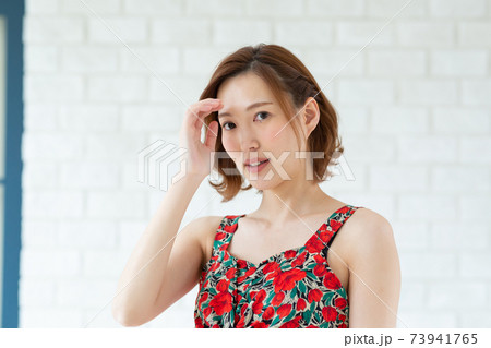 ワンピースを着た可愛い女性 ワンピースを着た可愛い女性 73941765