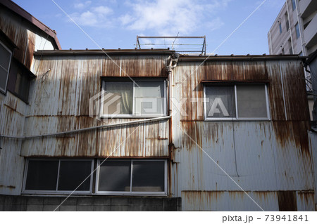 トタン作りの錆びた工場の壁/工事現場/町工場/廃墟	 73941841