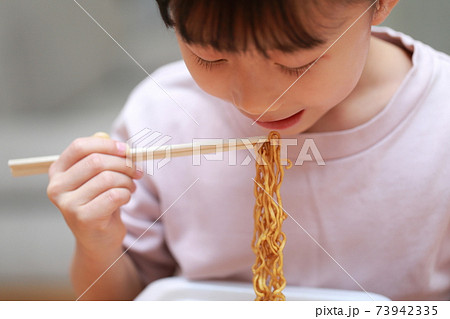 インスタント焼きそばを食べる幼児の女の子 73942335