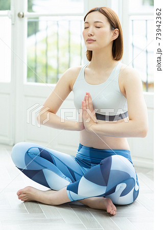 部屋でストレッチする女性 部屋でストレッチする女性 73942362