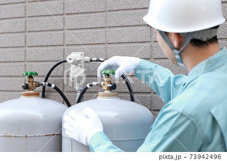 プロパンガスのボンベを点検する作業員 73942496