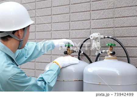 プロパンガスのボンベを点検する作業員 73942499